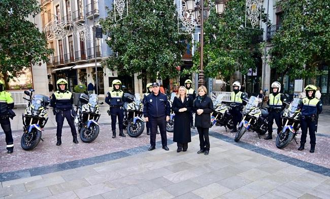 En la fotografía, junto a los agentes, el jefe de la Policía Local de Granada, la alcaldesa y la concejala de Seguridad Ciudadana