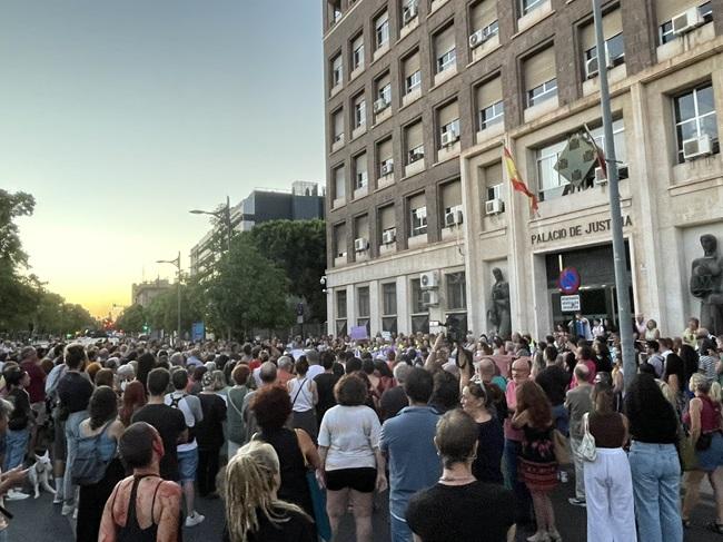 Concentración frente al Palacio de Justicia de Murcia en protesta por la sentencia de los empresarios pederastas. 