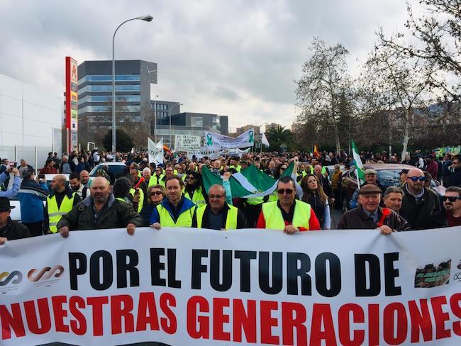 Pancarta de cabecera de la manifestación en Granada por la defensa del campo.