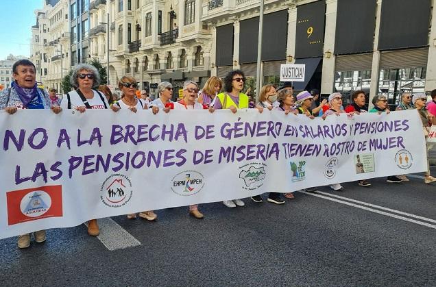 Foto Manifestación pensionistas mujeres: Las mujeres denuncian en las calles la brecha de desigualdad en las pensiones. 
