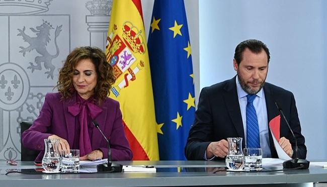 María Jesús Montero, vicepresidenta primera y ministra de Hacienda, y Óscar Puente, ministro de Transportes y Movilidad Sostenible de España 