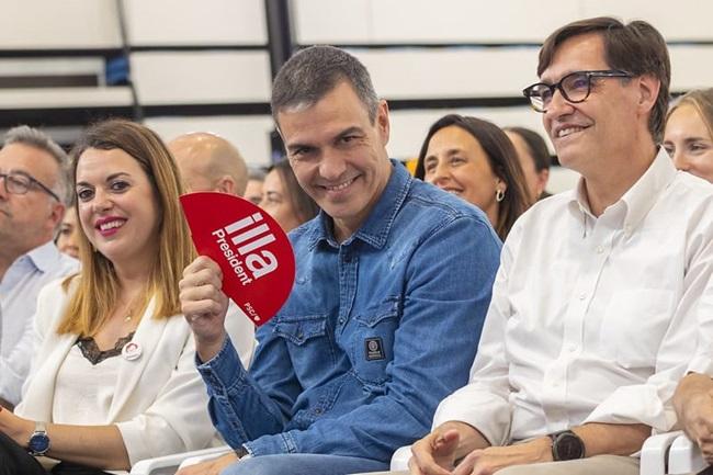 Salvador Illa y Pedro Sánchez, en la campaña electoral de las catalanas.