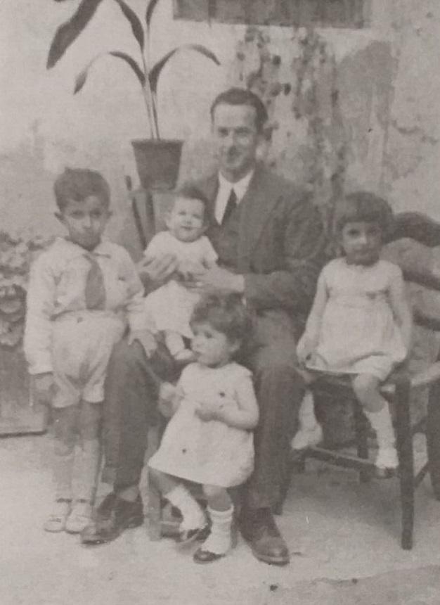 El Maestro Rafael Guervós Cantano con sus cuatro hijos, Rafael, Encarnita, Elena, Carmen Guervós Madrid, en Güéjar-Sierra, instantánea fechada en 1932. No pudo conocer a su quinta hija, Pilar, porque fue fusilado antes de que su esposa Carmen Madrid Ortega diera a luz.