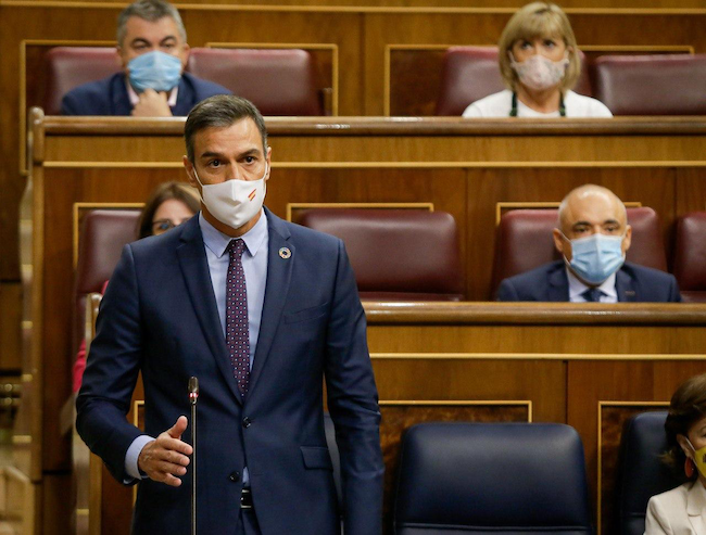 Pedro Sánchez responde una pregunta de Pablo Casado, durante la última Sesión de Control al Ejecutivo.