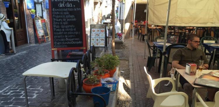 Un banco en Plaza Larga, inutilizado por la 'decoración' de una terraza.