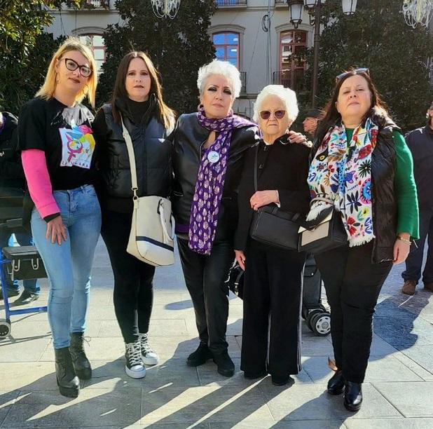 De izquierda a derecha, Alina Secui y Mar Chambó junto a María Martín, de la Asociación La Volaera de Granada, y otras familiares de víctimas.