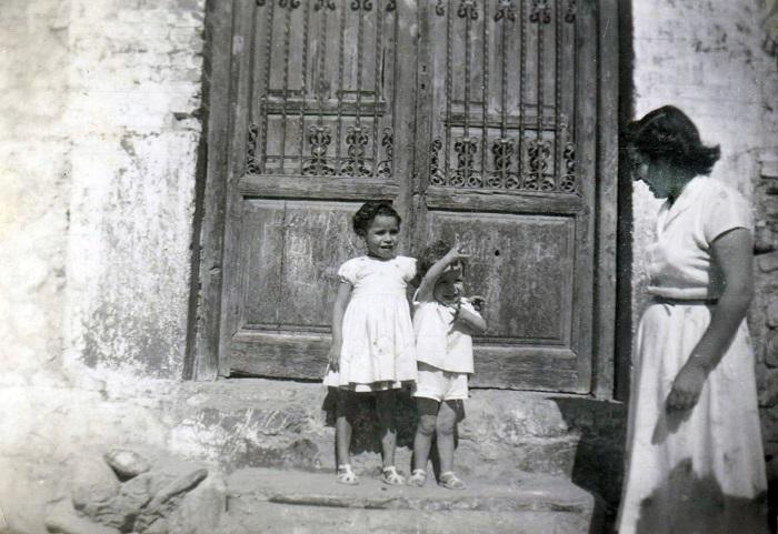 Familiares del autor en la Placeta de la Victoria hacia 1953-1954, delante de la entrada al Carmen de los Mínimos, la finca de sus caseros, los Dalmases.