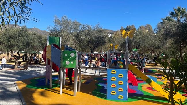 El remozado parque infantil.