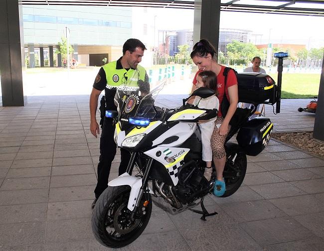 Los pequeños han subido también a los vehículos policiales.