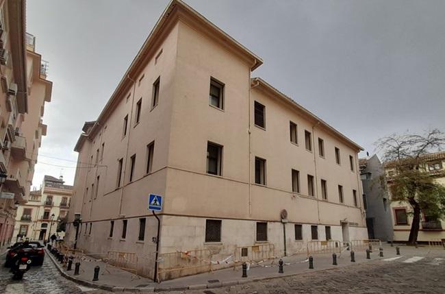 Edificio vallado en las fachadas de las dos calles.