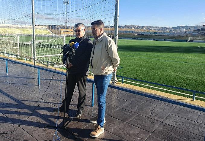 El alcalde de Guadix, Jesús Lorente (izq.) presenta el nuevo césped artificial del campo de fútbol. 