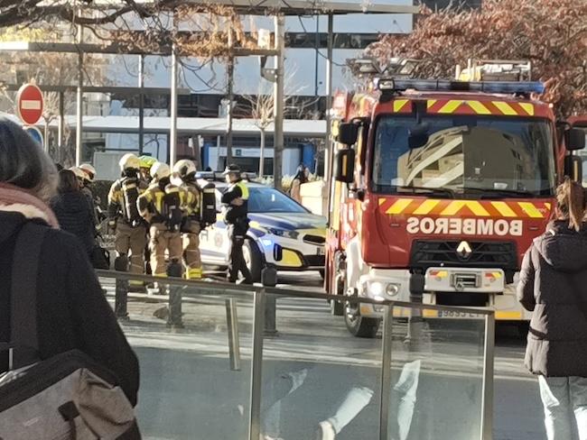 Bomberos y Policía Local, en el parking de la Caleta.