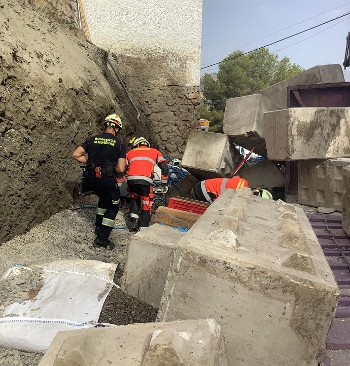 Bomberos intervienen tras el derrumbe.