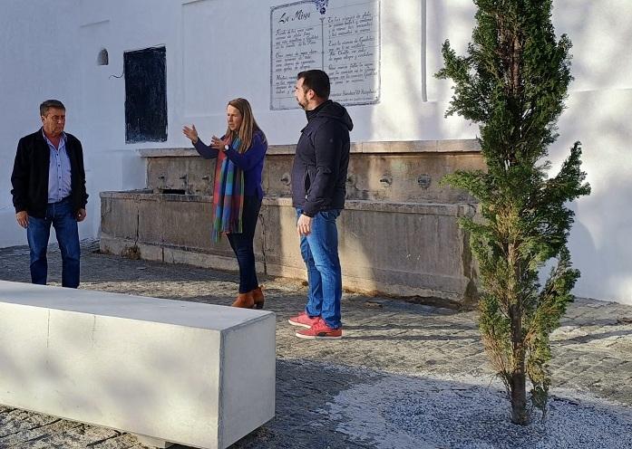 La alcaldesa, junto a la Fuente de la Mina. 