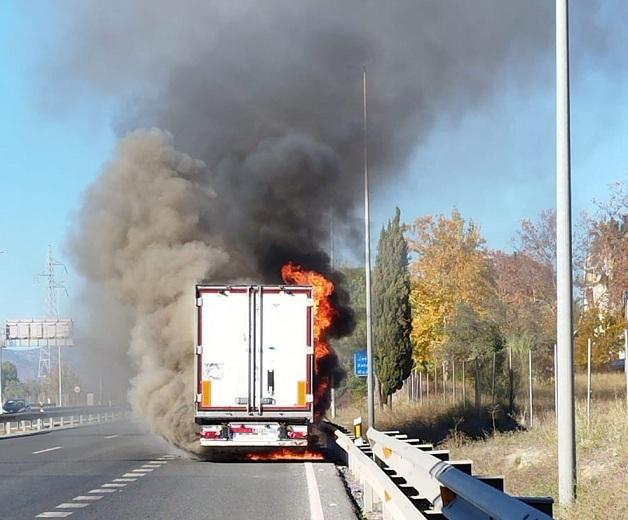 El camión, ardiendo en el lateral de la autovía. 