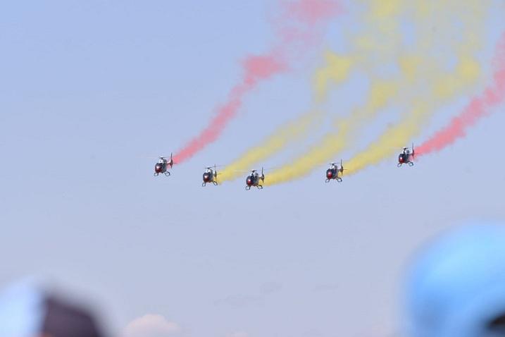 La Patrulla Aspa dibuja la bandera de España durante la exhibición aérea. 