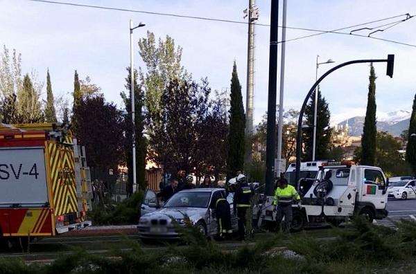 Bomberos y Policía Local han intervenido para asistir al conductor accidentado.