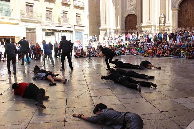 Un momento de la perfomance en la Plaza de las Pasiegas. 