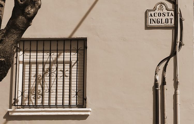 Calle de Acosta Inglot, alcalde franquista en 1941, ubicada en el entorno del Cercado Bajo de Cartuja.