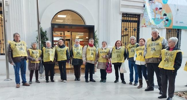 Activistas de La Calle Mata y APDHA, este miércoles tras el encuentro con la concejala. 