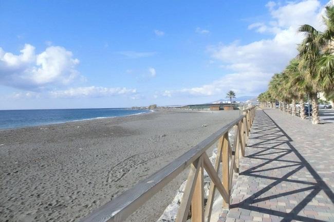 Una de las playas de Albuñol.