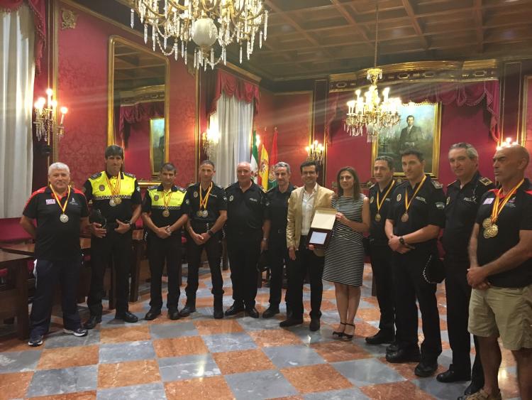 El alcalde recibe a una delegación de policías y bomberos de Granada.