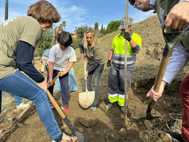 La alcaldesa, este domingo, en la plantación.