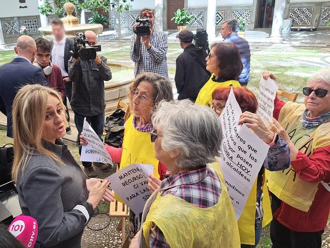 La alcaldesa, este lunes, conversando con las activistas de La Calle Mata y APDHA.