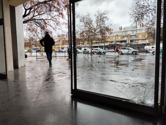 Cristal roto en la puerta de acceso a la estación de autobuses.