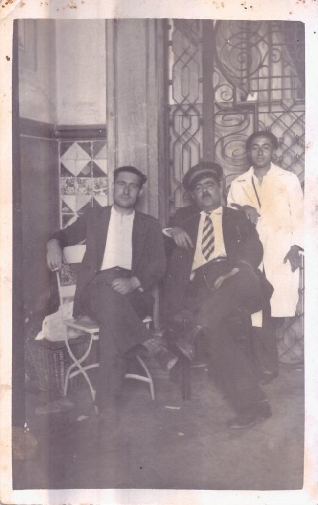 Antonio Rosales Ruiz (sentado a la dcha.), con compañeros en la entrada del Hospital San Juan de Dios.