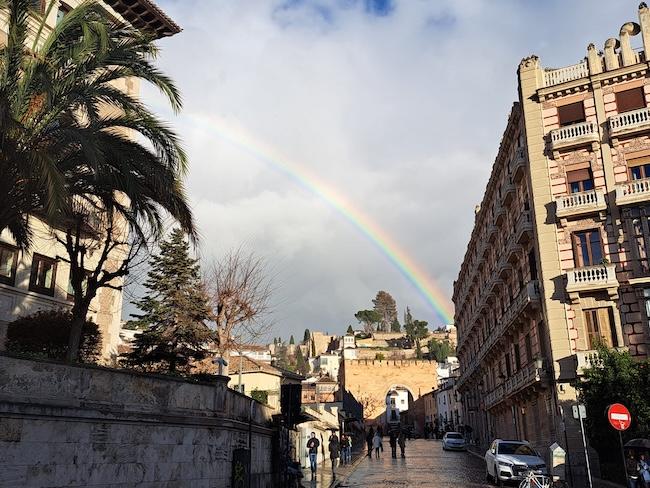 Imagen de archivo de un arcoiris sobre Puerta Elvira.