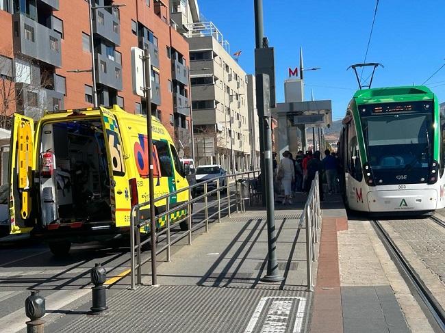 La ambulancia del 061, este mediodía, junto al Metro en la parada de Dílar. 