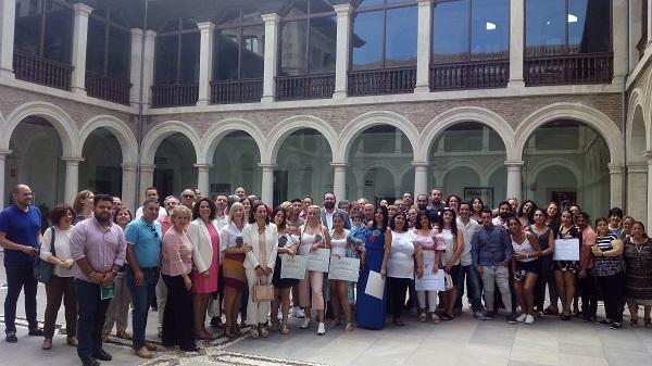 Foto de familia tras el acto de reconocimiento al alumnado.