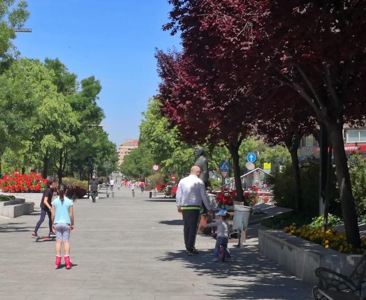 Paseos infantiles, al inicio de la fase 0, en la Avenida de la Constitución.