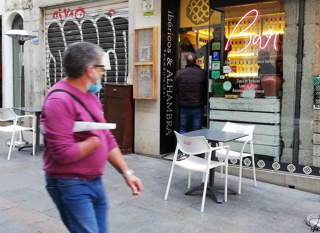 Con niveles altos y muy altos de alerta se recomienda cerrar el interior de los bares.