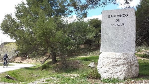 Monolito que señala el Barranco de Víznar. 