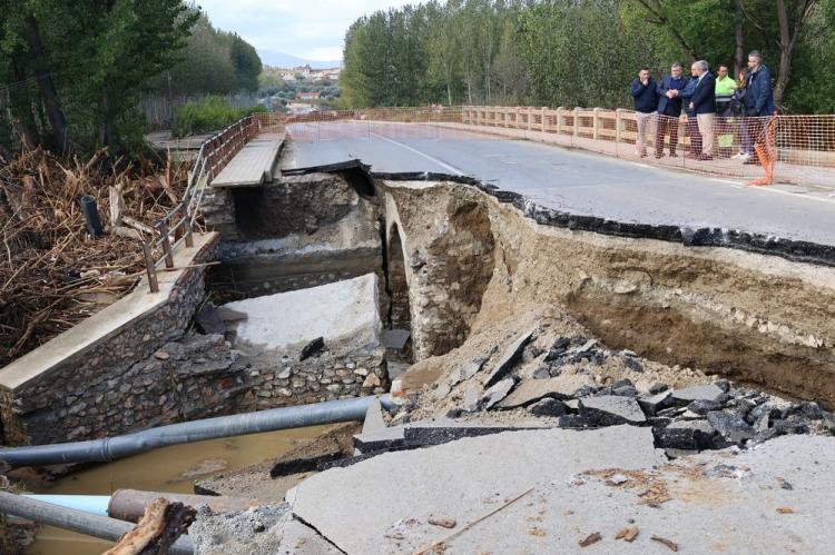 El subdelegado del Gobierno, en su visita a Benalúa, donde se ha visto gravemente afectado un puente.