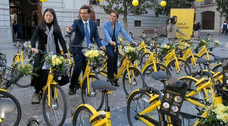 Los jóvenes, con sus bicis, recibidos en el patio del Ayuntamiento.