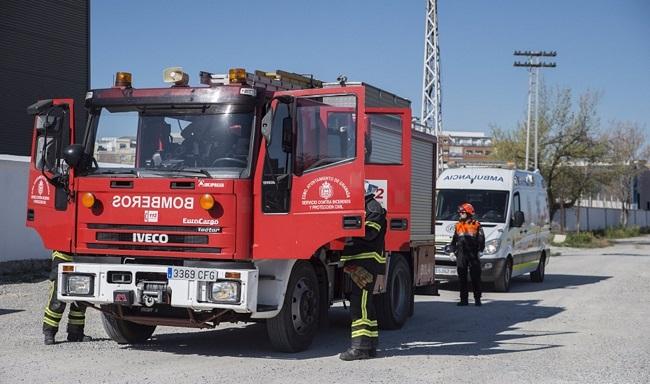 Efectivos de Bomberos y sanitarios.