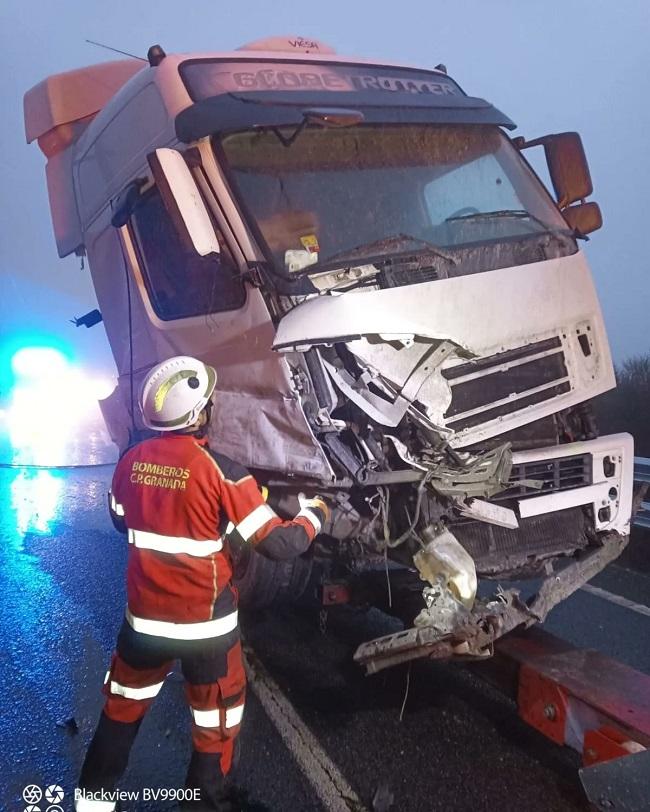 Bomberos de Granada interviniendo en el lugar del accidente. 