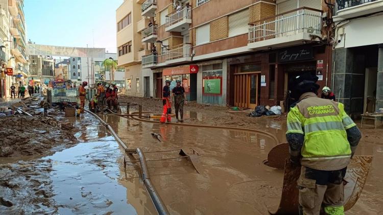 Los bomberos del Consorcio Provincial de Granada trabajan en la provincia de Valencia en las tareas de achique de aguas.