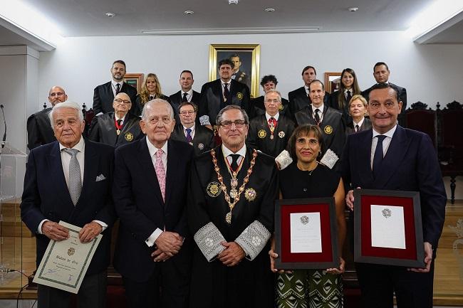 Foto de familia de los homenajeados.