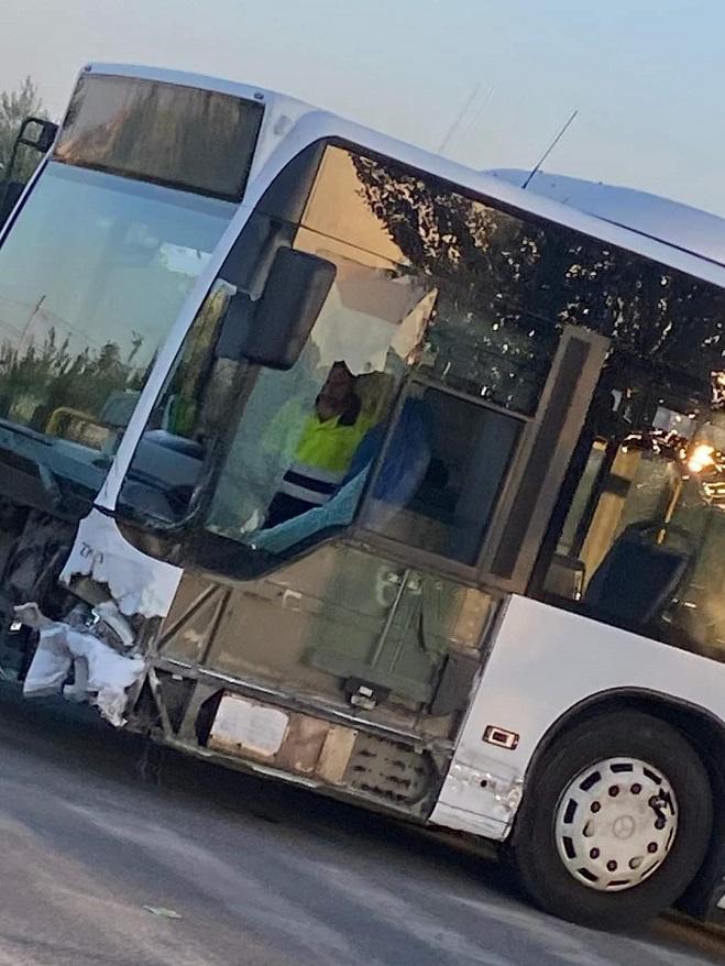 Estado del autobús tras el choque. 