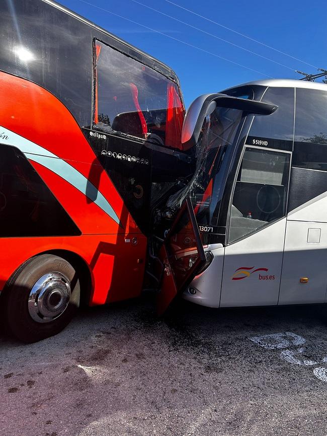 Estado en el que quedaron los dos vehículos en el estacionamiento.