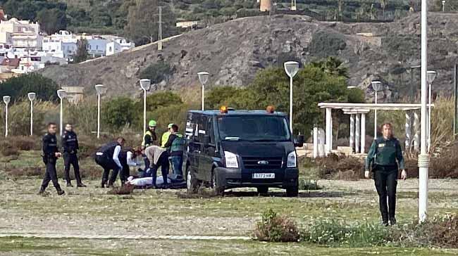 Traslado del cadáver tras ser rescatado en el Peñón de Salobreña. 