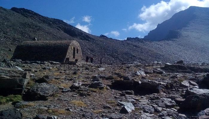 Imagen de archivo del refugio de la Caldera, con el Mulhacén a la derecha.