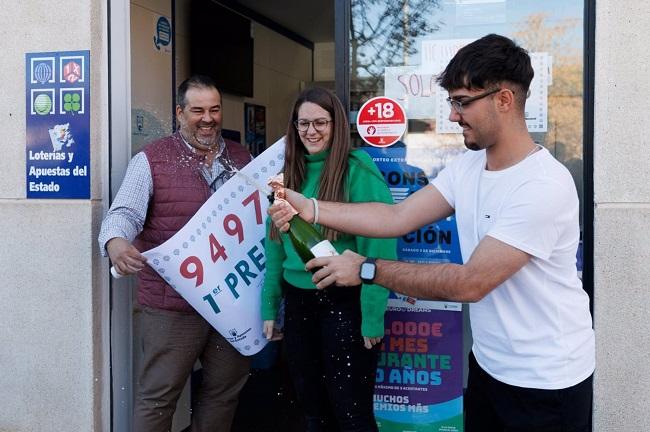 Celebración en la administración de lotería de Granada donde ha sido vendido el primer premio.