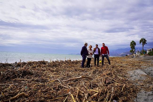 La alcaldesa de Motril en su visita a la playa donde se llevará a cabo la limpieza. 