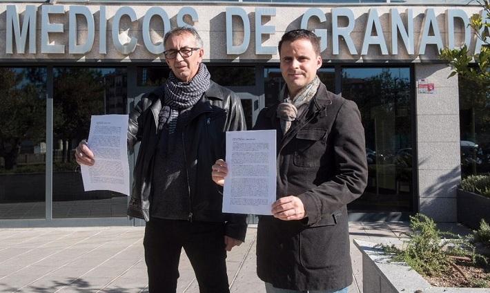 Juan Pérez y Juan Pinilla muestran el escrito presentado. 