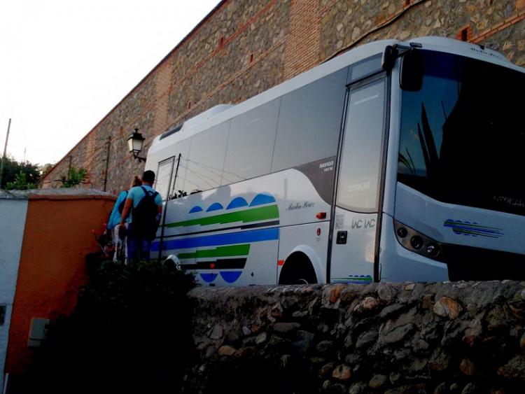 La pareja tuvo que subir al muro para esquivar al autobús.